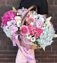 Композиция солнечный день в Фирово Цветочная композиция из Розы, Хризантемы, Пионы и Лизиантусы в корзине в Фирово