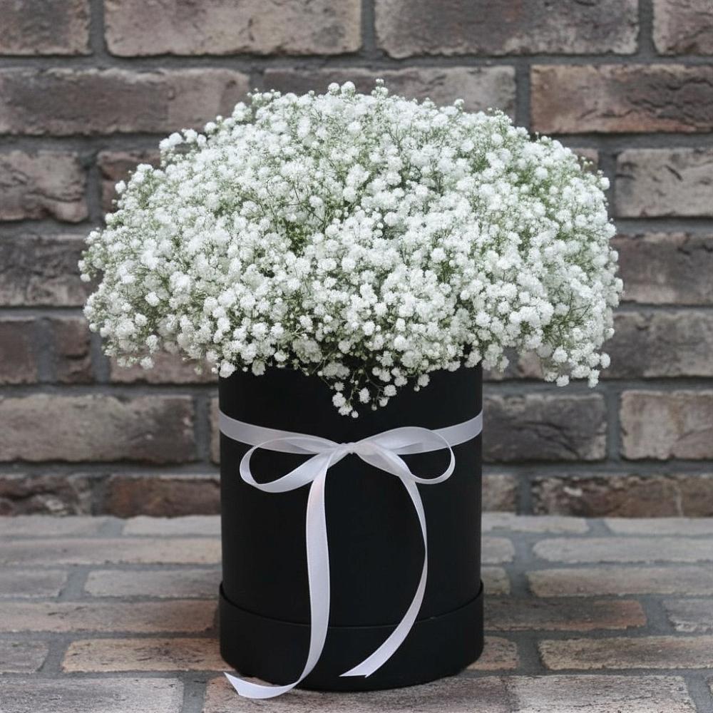 Цветочная композиция из Гипсофила в шляпной коробке в Фирово