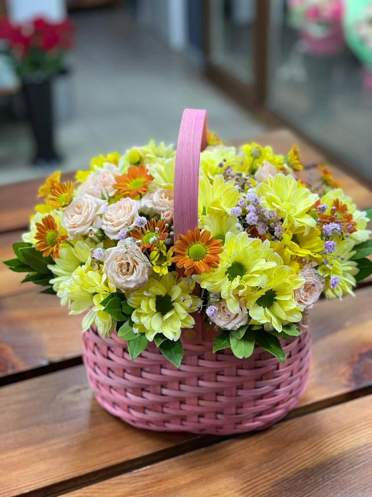 Цветочная композиция из Хризантемы и Розы в корзине в Фирово