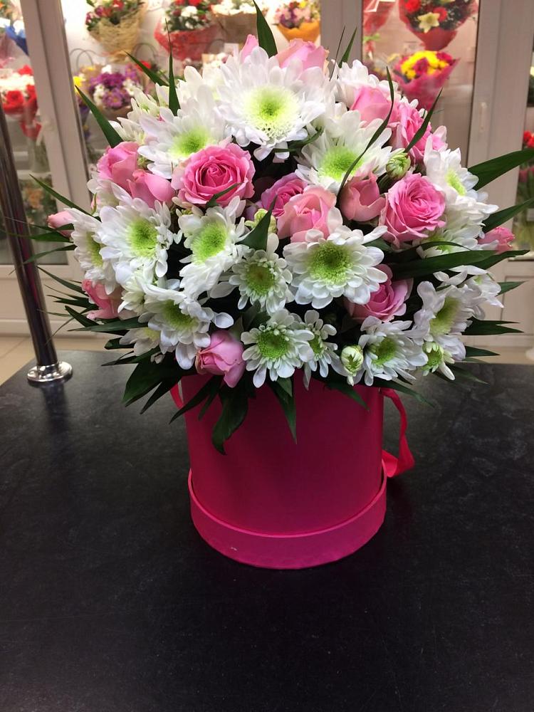 Цветочная композиция из Розы и Хризантемы в шляпной коробке в Фирово